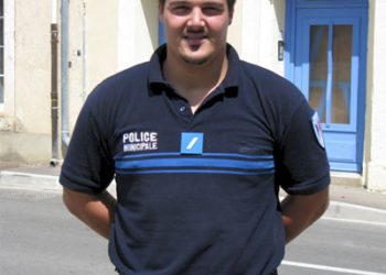 Depuis quelques mois maintenant, notre policier municipal, Jérôme Delorme a quitté cette fonction à Névian pour rejoindre la sécurité à Narbonne. Il a été remplacé à ce poste par Arnaud Dumas, famille bien connue sur le village en particulier par les amateurs de rugby. Après une première scolarité à Névian, ses études se poursuivent au collège Georges Brassens et le lycée Diderot.