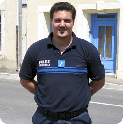 Depuis quelques mois maintenant, notre policier municipal, Jérôme Delorme a quitté cette fonction à Névian pour rejoindre la sécurité à Narbonne. Il a été remplacé à ce poste par Arnaud Dumas, famille bien connue sur le village en particulier par les amateurs de rugby. Après une première scolarité à Névian, ses études se poursuivent au collège Georges Brassens et le lycée Diderot.